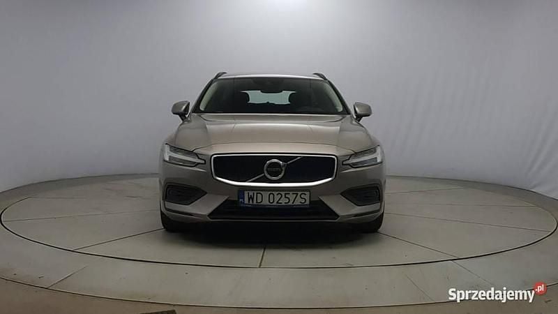 Srebrny Używany 2021 Volvo V60 Momentum Kombi | 104 800 zł (Drogi) - Obraz 1/4