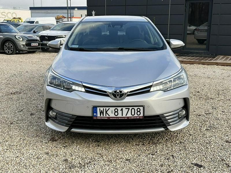 Używany Toyota Corolla 132 KM (97 kW) 2018 Srebrny (metalik) Sedan/Limuzyna