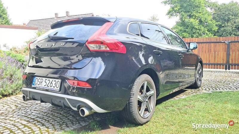 Czarny Używany 2015 Volvo V40 R-Design Kombi | 38 900 zł (Uczciwa cena) - Obraz 1/4