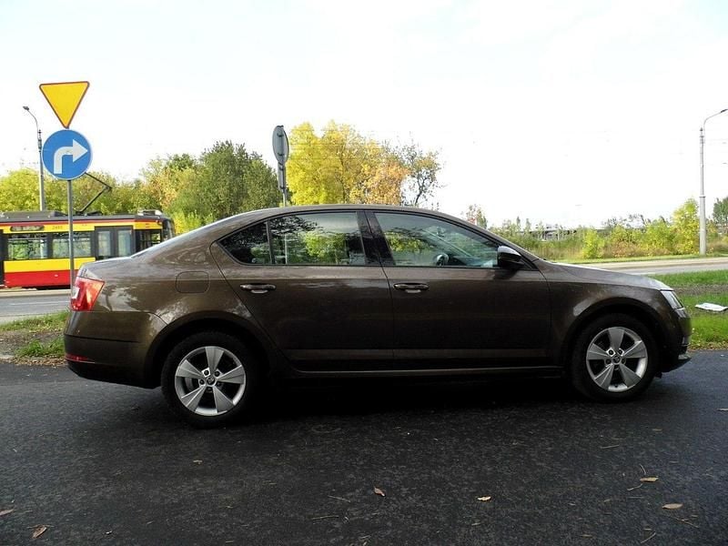Używany Skoda Octavia 150 KM (110 kW) 2018 Brązowy Hatchback