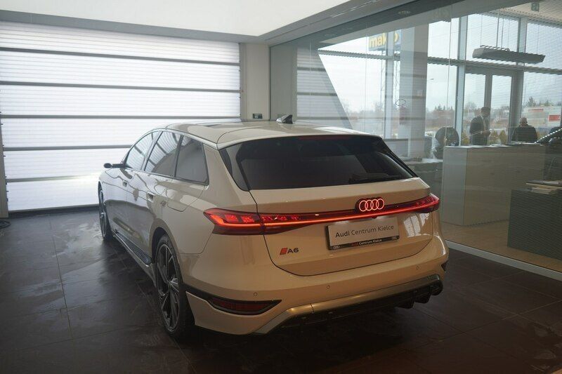 Używany Audi e-tron 269 kW (367 KM) 2024 Beżowy (metalik, perła) SUV