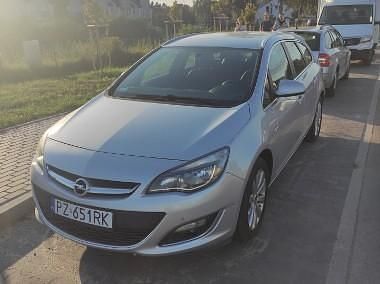 Srebrny Używany 2015 Opel Astra Kombi | 22 900 zł (Dobra cena) - Obraz 1/4