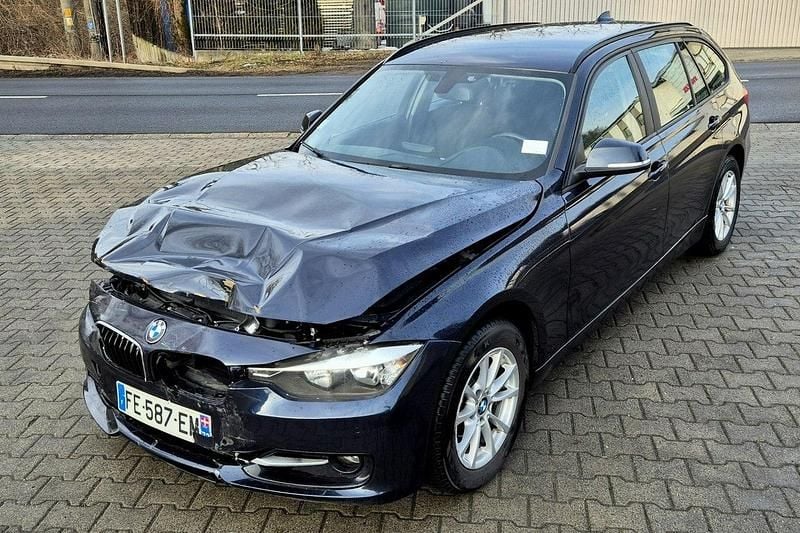 Niebieski (metalik, perła) Używany 2015 BMW 316 Kombi | 22 800 zł - Obraz 1/4