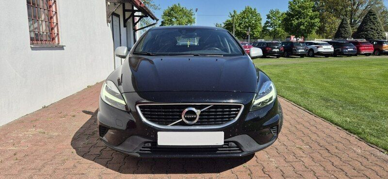 Używany Volvo V40 R-Design 120 KM (88 kW) 2019 Inny Kombi