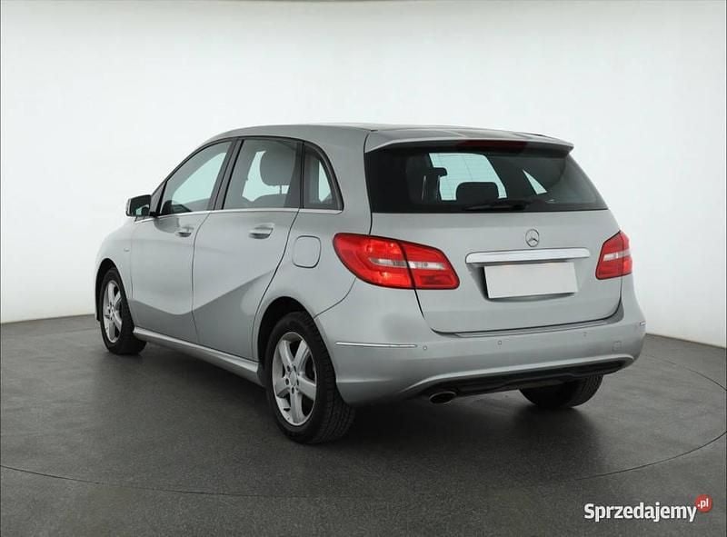 Używany Mercedes B180 122 KM (89 kW) 2011 Srebrny Minivan
