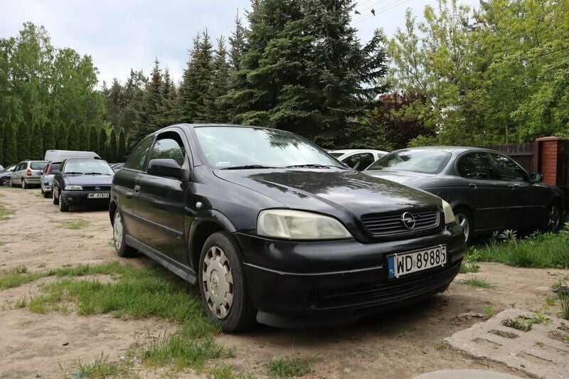 Czarny Używany 2002 Opel Astra Hatchback | 2000 zł - Obraz 1/4