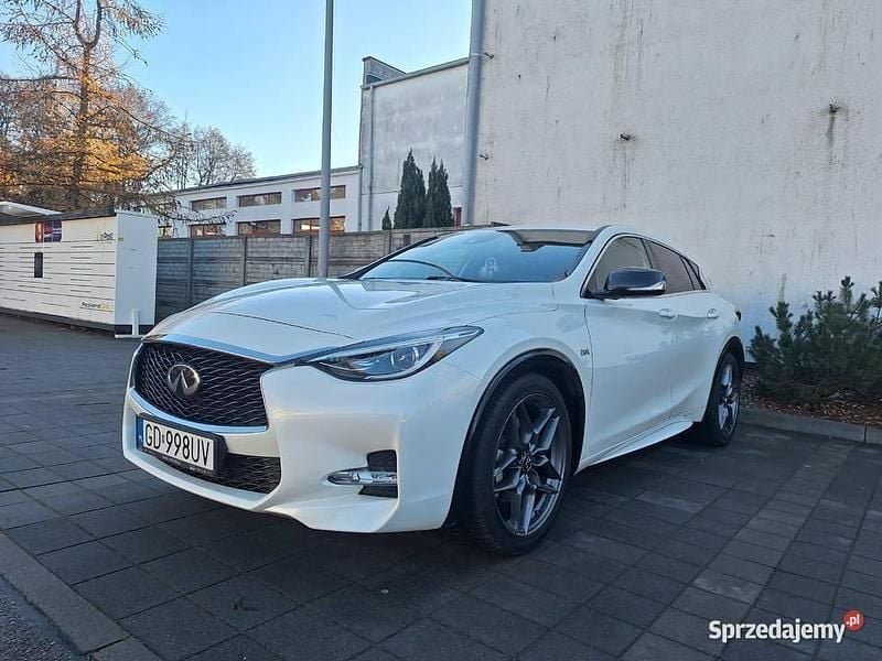 Biały Używany 2016 Infiniti Q30 Sport Tech Hatchback | 75 000 zł - Obraz 1/4