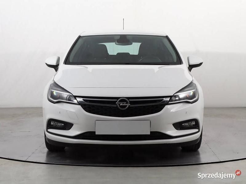 Biały Używany 2018 Opel Astra Hatchback | 31 999 zł (Dobra cena) - Obraz 1/4