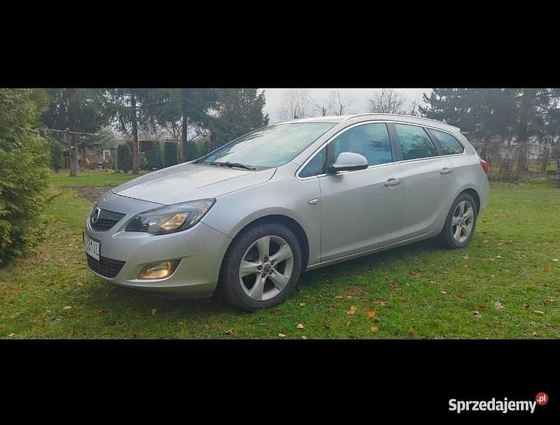 Używany Opel Astra 165 KM (121 kW) 2012 Srebrny Sedan/Limuzyna