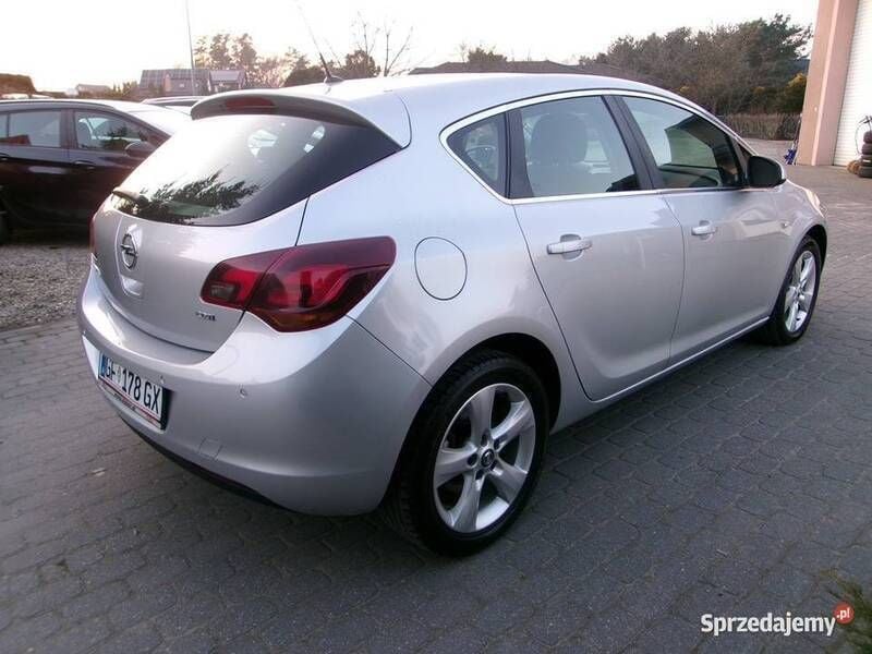 Używany Opel Astra 110 KM (80 kW) 2010 Srebrny Hatchback