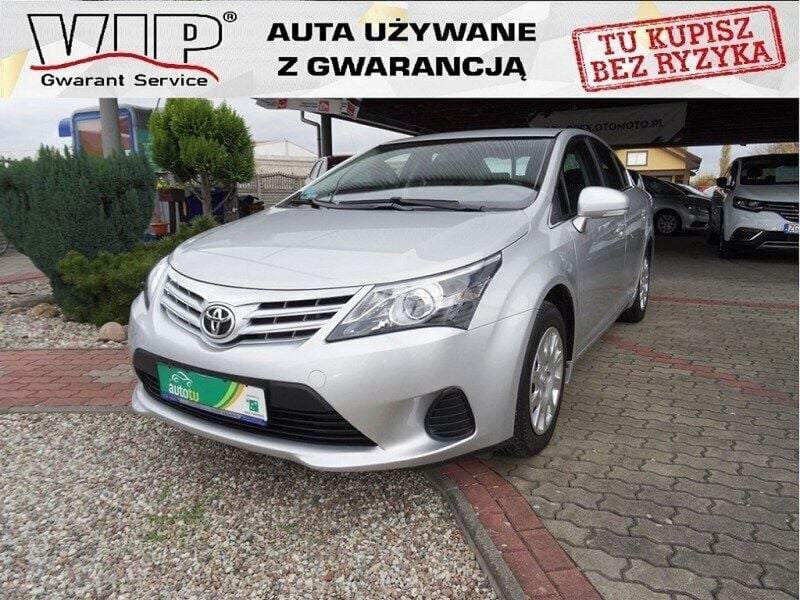 Używany Toyota Avensis 124 KM (91 kW) 2013 Srebrny Sedan/Limuzyna