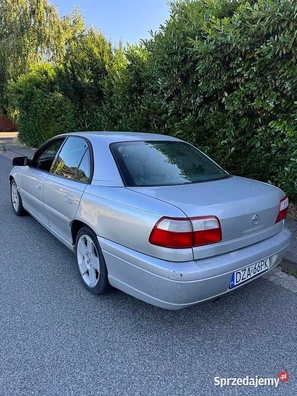 Używany Opel Omega 2000 Srebrny