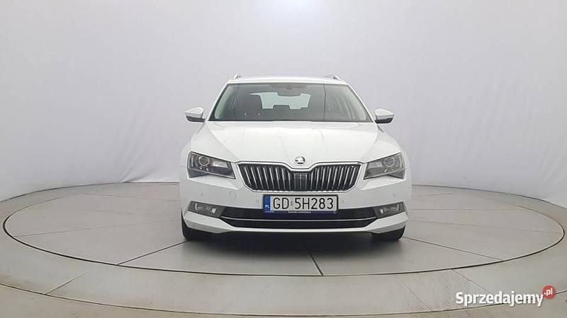 Biały Używany 2018 Skoda Superb Ambition Kombi | 56 800 zł (Dobra cena) - Obraz 1/4