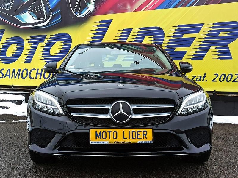 Używany Mercedes C180 156 KM (114 kW) 2020 Czarny Sedan/Limuzyna