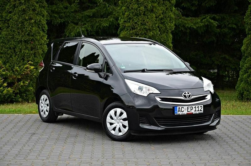 Czarny Używany 2014 Toyota Verso-S Minivan | 31 900 zł - Obraz 1/4