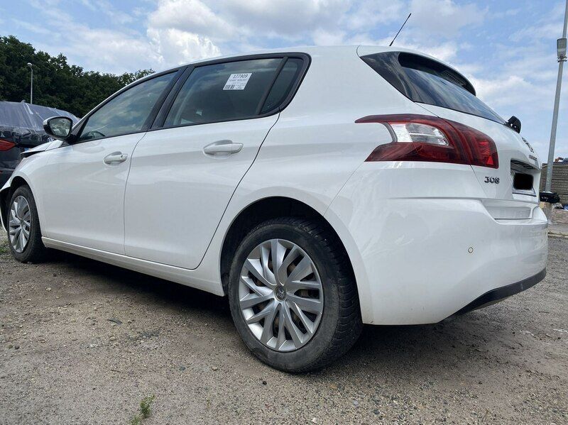 Używany Peugeot 308 100 KM (73 kW) 2015 Biały Sedan/Limuzyna