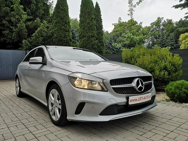 Używany Mercedes A180 122 KM (89 kW) 2017 Srebrny Hatchback