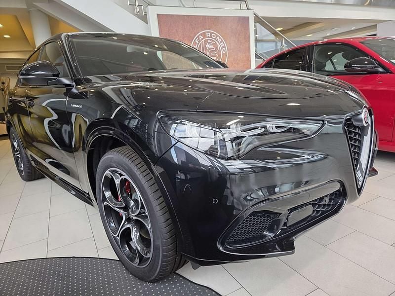 Lakier metalizowany volcano black Używany 2024 Alfa Romeo Stelvio Sprint SUV | 229 900 zł (Drogi) - Obraz 1/4