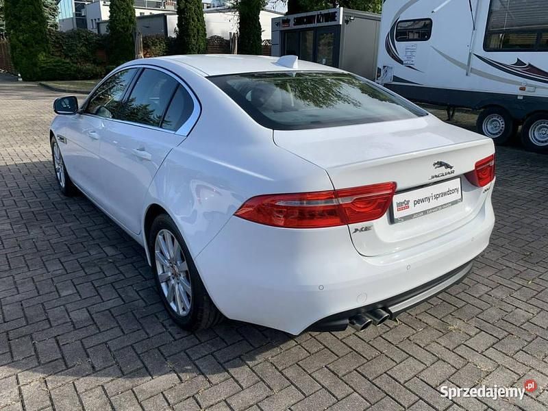 Używany Jaguar XE 180 KM (132 kW) 2017 Biały Sedan/Limuzyna