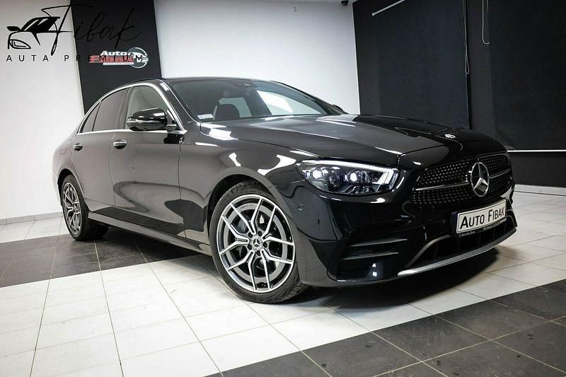 Czarny Używany 2020 Mercedes E220 AMG Sedan/Limuzyna | 169 900 zł (Uczciwa cena) - Obraz 1/4