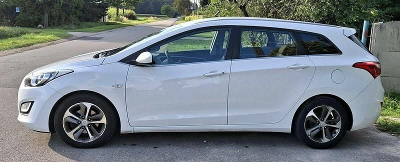 Używany Hyundai i30 Trend 101 KM (74 kW) 2015 Biały Kombi