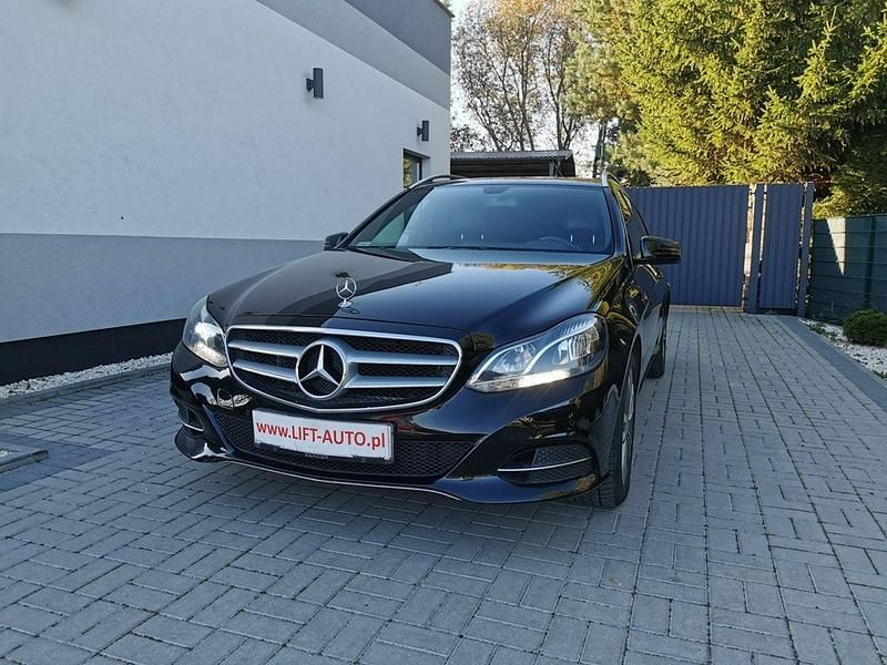 Czarny Używany 2013 Mercedes E220 Sedan/Limuzyna | 53 900 zł - Obraz 1/1