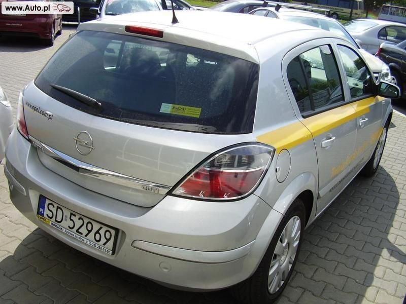 Używany Opel Astra Enjoy 90 KM (66 kW) 2007 Srebrny (metalik) Hatchback