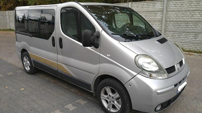 Używany Renault Trafic 2005 Srebrny Minivan