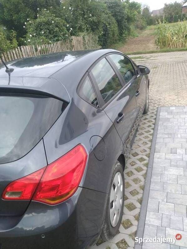Używany Opel Astra 116 KM (85 kW) 2010 Grafitowy Hatchback