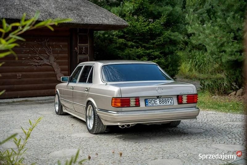 Srebrny Używany 1985 Mercedes 560 Sedan/Limuzyna | 149 777 zł - Obraz 1/4