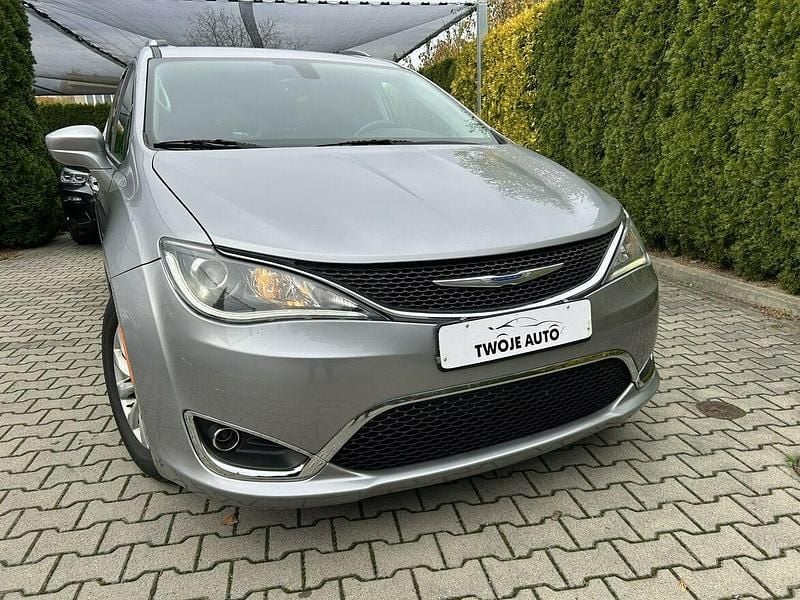 Szary Używany 2019 Chrysler Pacifica Minivan | 84 800 zł - Obraz 1/4