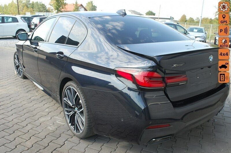 Niebieski ciemny (metalik) Używany 2022 BMW 550 Sedan/Limuzyna | 90 900 zł - Obraz 1/4