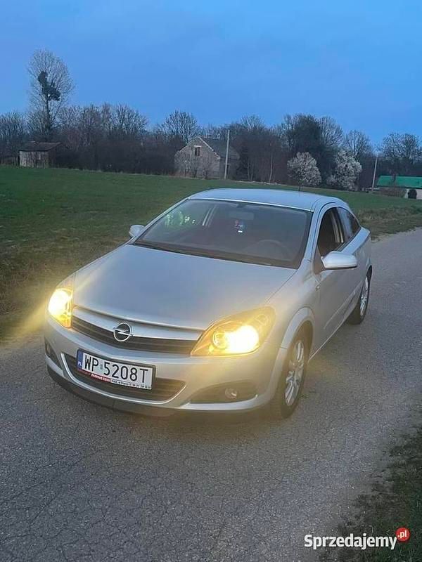 Srebrny Używany 2005 Opel Astra GTC Coupe | 6900 zł (Drogi) - Obraz 1/4