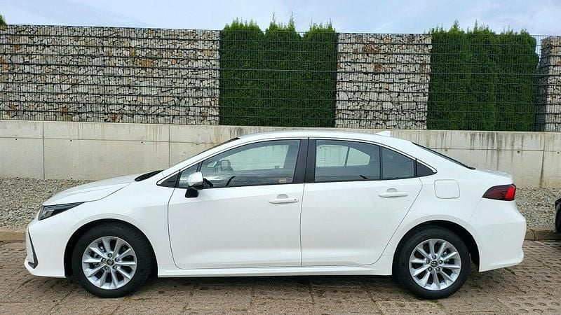 Używany Toyota Corolla Comfort 125 KM (91 kW) 2022 Brązowy Sedan/Limuzyna