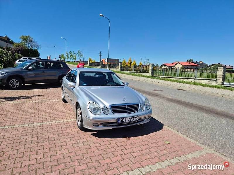 Srebrny Używany 2005 Mercedes E200 Avantgarde Sedan/Limuzyna | 15 500 zł - Obraz 1/4