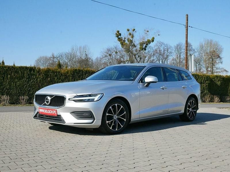 Używany Volvo V60 Momentum 150 KM (110 kW) 2020 Srebrny Kombi