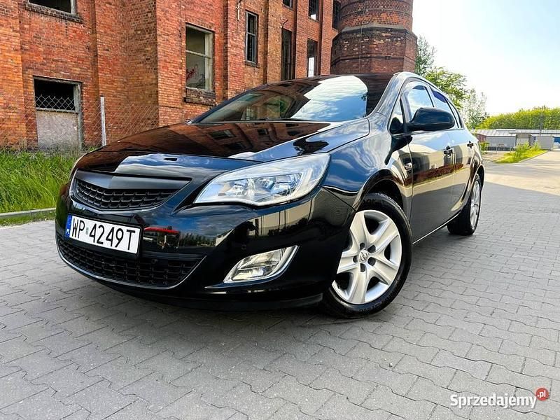 Czarny Używany 2011 Opel Astra Hatchback | 24 900 zł (Drogi) - Obraz 1/4