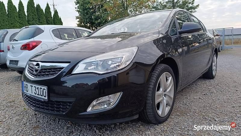Używany Opel Astra 2011 Czarny Sedan/Limuzyna