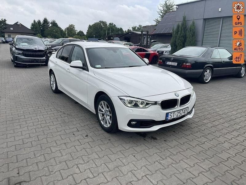 Biały Używany 2018 BMW 320 Sedan/Limuzyna | 39 900 zł - Obraz 1/4