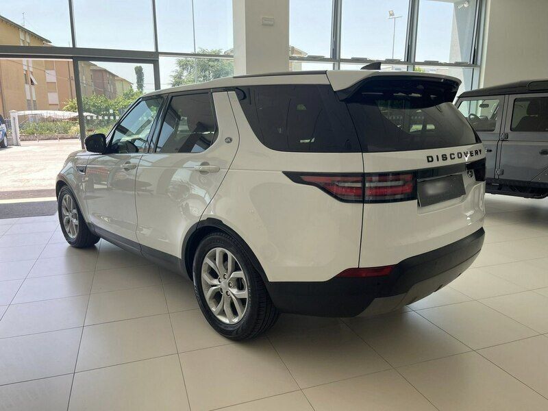 Używany Land Rover Discovery 5 241 KM (177 kW) 2018 Biały (metalik) SUV