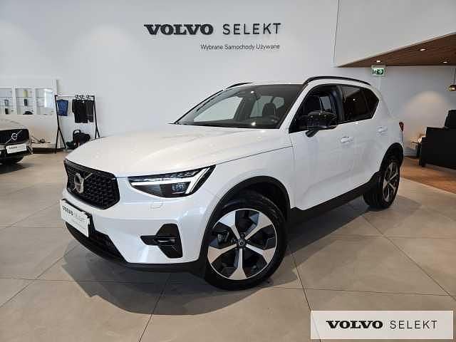 Biały Używany 2025 Volvo XC40 SUV | 179 900 zł (Uczciwa cena) - Obraz 1/3