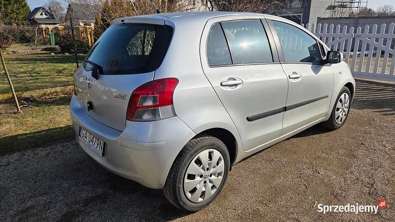 Używany Toyota Yaris 2011 Srebrny Hatchback