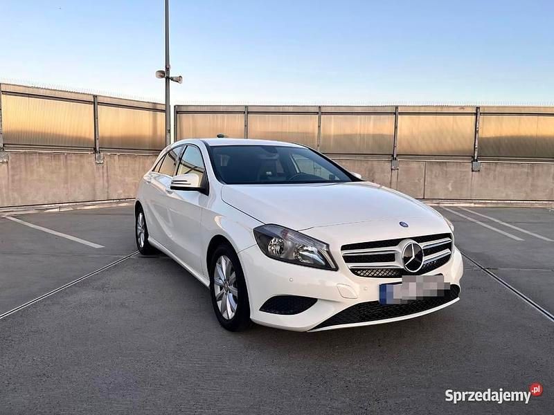 Biały Używany 2014 Mercedes A180 Hatchback | 49 900 zł (Uczciwa cena) - Obraz 1/4