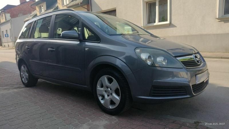 Szary Używany 2005 Opel Zafira Minivan | 8900 zł (Dobra cena) - Obraz 1/4