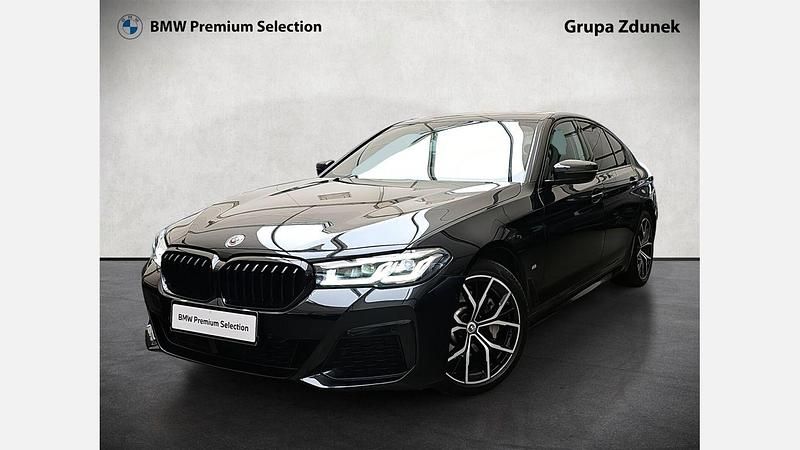 Czarny szafir metalizowany Używany 2022 BMW 530 Shadowline Sedan/Limuzyna | 184 900 zł - Obraz 1/3