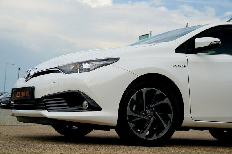Używany Toyota Auris Hybrid 99 KM (72 kW) 2019 Biały (metalik) Sedan/Limuzyna