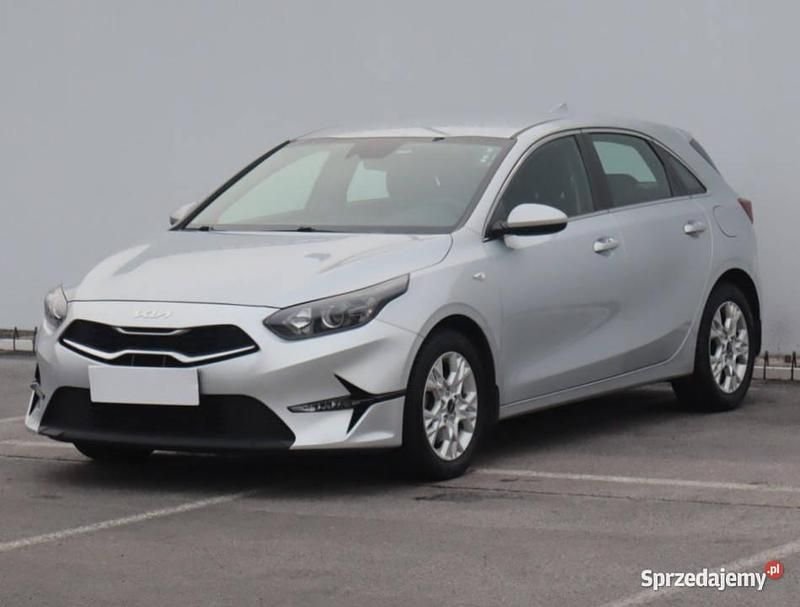 Używany Kia Ceed 2022 Srebrny Hatchback