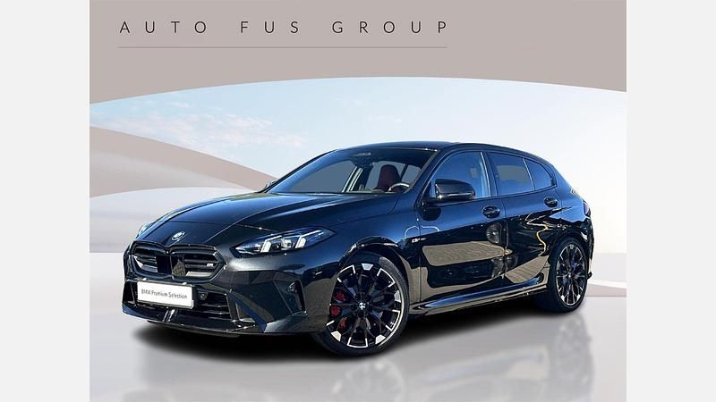 Czarny szafir metalizowany Używany 2024 BMW M135 Shadowline Hatchback | 229 900 zł - Obraz 1/3