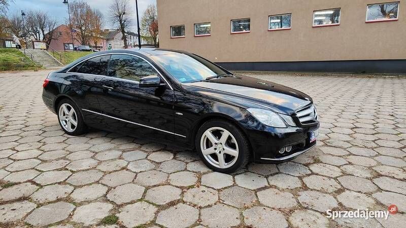 Czarny Używany 2010 Mercedes E250 Coupe | 41 800 zł - Obraz 1/4