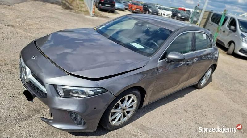 Używany Mercedes A180 136 KM (100 kW) 2018 Szary Hatchback